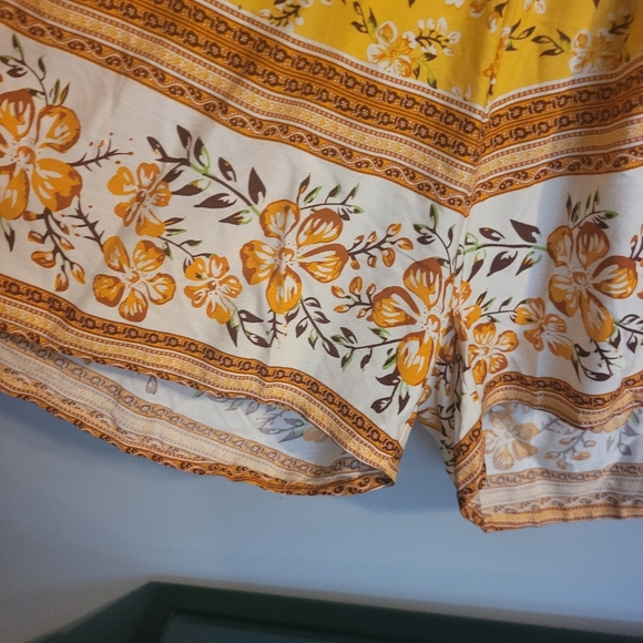 NWT Miss Sparling Shorts Romper, Yellow/gold color. Size Large - Picture 4 of 12